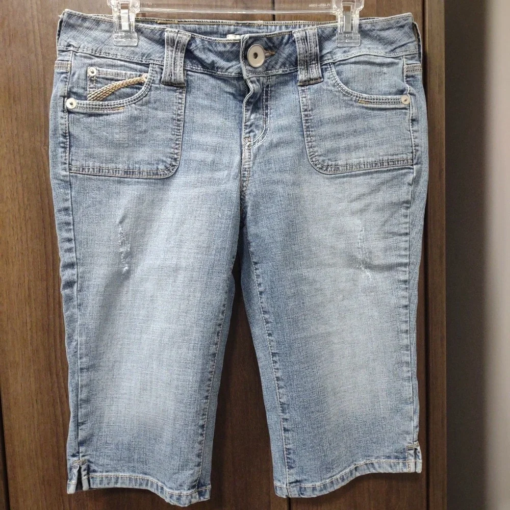 So Wear It Declare It Denim Shorts Capris Light Wash Embroidered Size 11‎